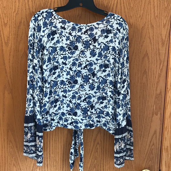 American Eagle Outfitters Bell Sleeve Top Sz L - Picture 3 of 3